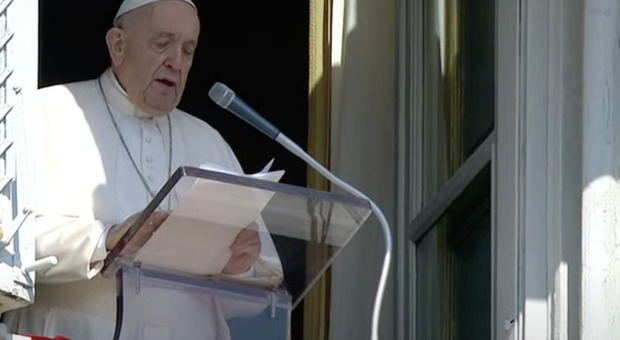 Papa Francesco elogia le Ong con costi minimi: «Non bruciano le donazioni per pagare tanti stipendi»