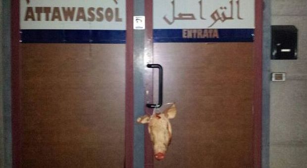 Testa di maiale davanti alla moschea di Montebelluna
