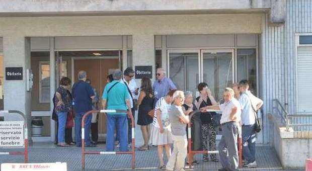 Ancona, parenti e amici salutano il bodyguard suicida per il figlio