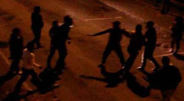 La security li allontana, gang tunisina torna armata di coltelli e machete