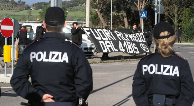 Perugia, gli anarchici fuori dal carcere di Capanne controllati a vista dalla polizia