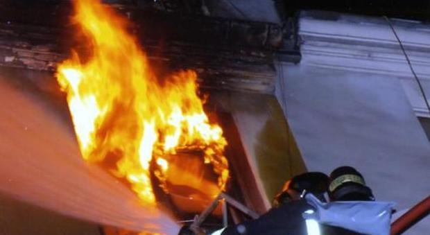 Parigi, fiamme in un palazzo: un morto e 11 feriti, anche 4 bambini