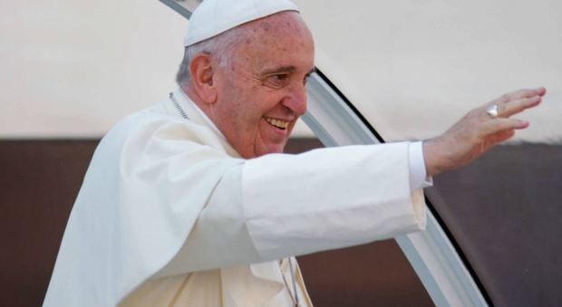 Gendarmi armati sull'aereo di scorta a Papa Francesco: scoppia la polemica