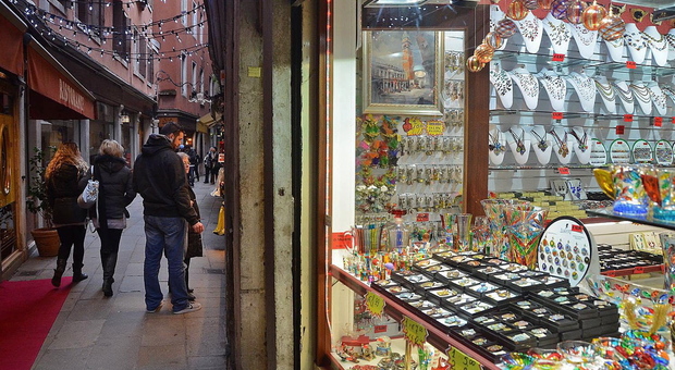 Il problema di Venezia non sono i negozi di souvenir: «Ho provato più di una volta a vendere Murano, ma resta lì»