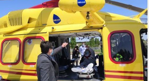 Roma, dopo 50 giorni di ricovero il paziente di Bergamo torna a casa in elicottero