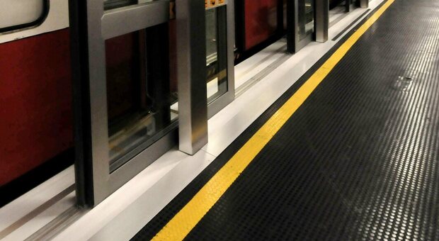 Incidente choc in metropolitana, donna resta col piede incastrato nella banchina: trascinata e uccisa dal treno