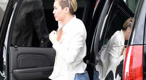 Miley Cyrus, passeggiata a Miami