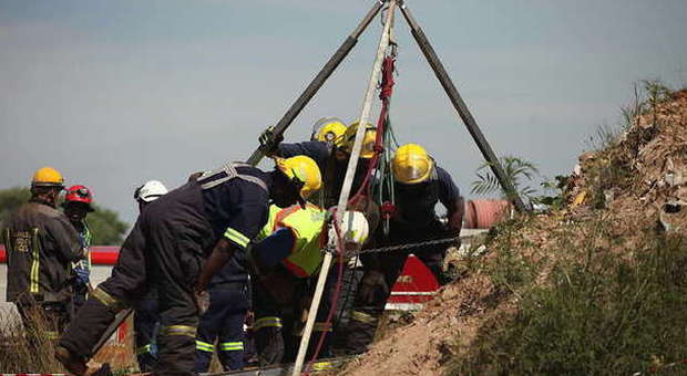 Sudafrica, duecento minatori bloccati in una miniera d'oro illegale