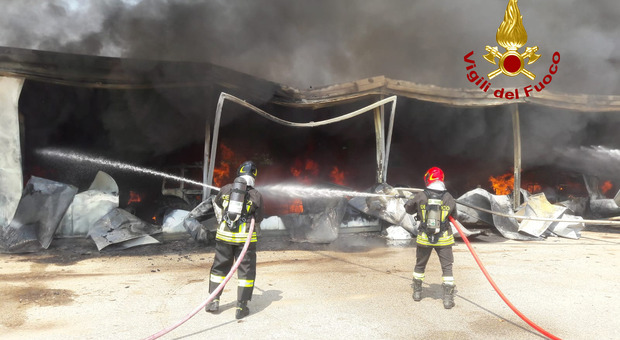 Incendio in capannone: distrutti trattori, muletti, carri, fumo nero a distanza di km