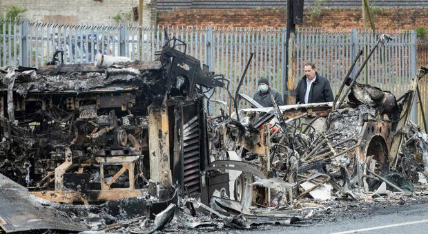 L'Irlanda del nord, ancora scontri e proteste: incendiato un bus. Johnson: «Risolviamo con il dialogo»