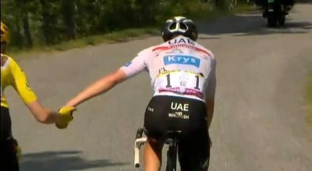 Tour de France, Vingegaard stupisce il mondo: aspetta Pogacar dopo la caduta e rimanda la vittoria