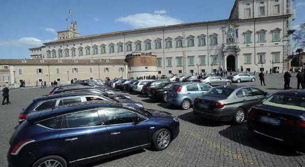 Auto a Roma blu davanti al Quirinale