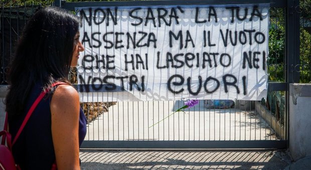 Carabiniere ucciso, de Magistris accusa: «Atto atroce, ma clima d'odio intossica»