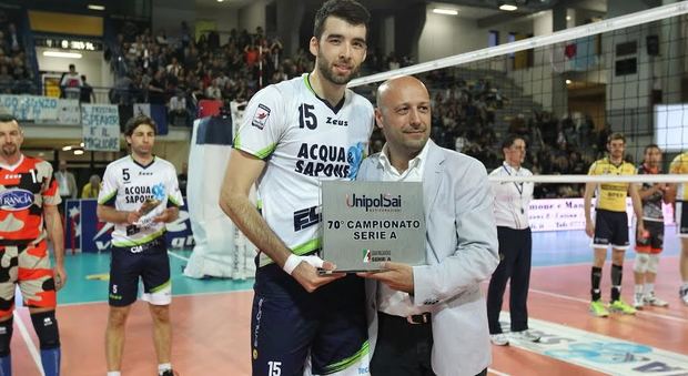 Sasha Starovic premiato dal presidente della Top Volley, Gianrio Falivene