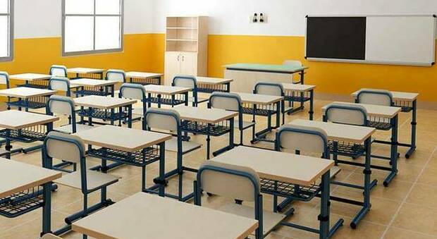 Quarantena a scuola, decide l'Area Vasta: prof e alunni in attesa del tampone possono andare in classe