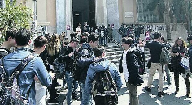 Liceo Umberto, è fuga da una classe: nove studenti chiedono il nulla osta