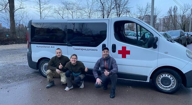 «Uber di guerra», ecco i volontari che rischiano la vita in Ucraina: portano cibo e salvano i rifugiati