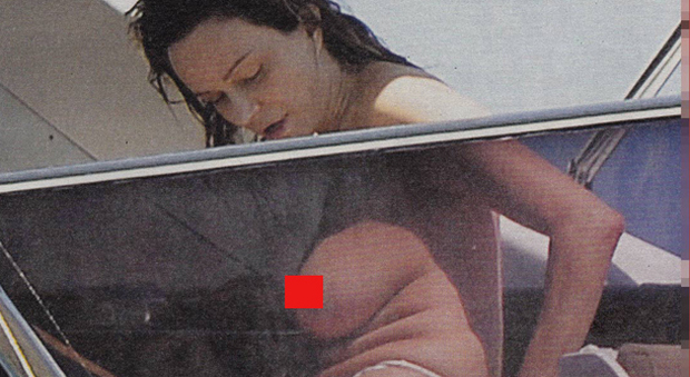 Francesca Neri in topless in barca con Claudio Amendola a Ponza