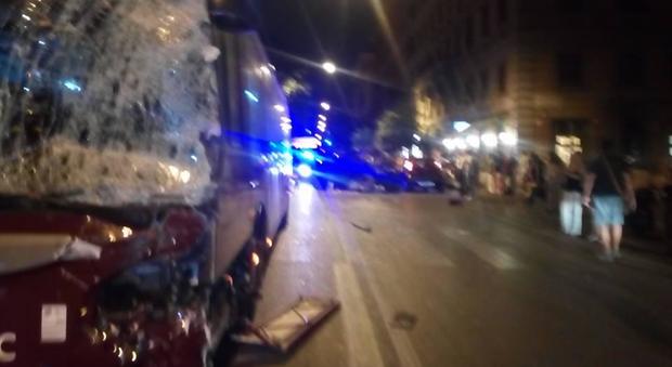 Roma, jeep si schianta contro bus a Prati: grave l'autista, ferito agli occhi dai vetri