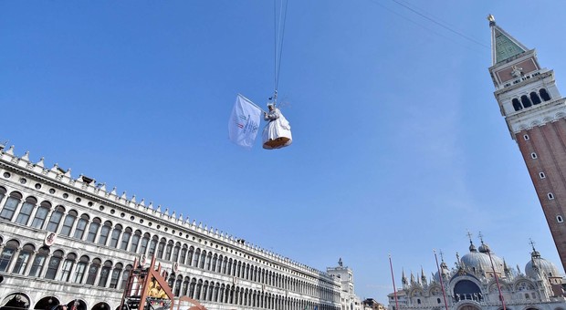 L'aquila del Carnevale di Venezia 2019: ecco il volo della campionessa Arianna Fontana