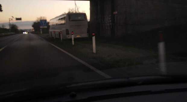 L'autobus Lecce-Melissano si ferma per un guasto: pendolari per oltre due ore al freddo prima della sostituzione
