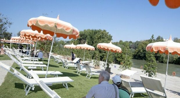 Roma, la spiaggia sul Tevere aprirà entro fine mese: ombrelloni e lettini green. Orari e prezzi