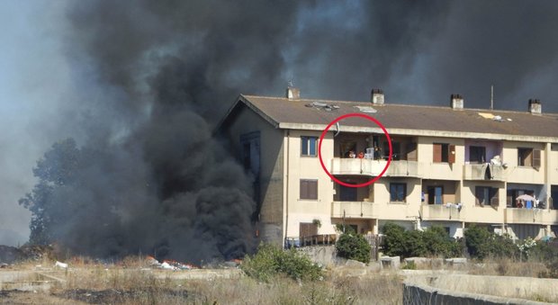 Paura a Tor San Lorenzo, vasto incendio a Lido delle Salzare: case lambite dalle fiamme, gente imprigionata sui balconi
