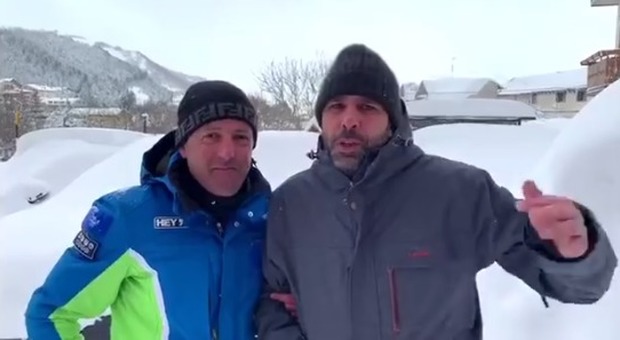 Checco Zalone bloccato nella neve a Roccaraso: il siparietto con il sindaco è irresistibile