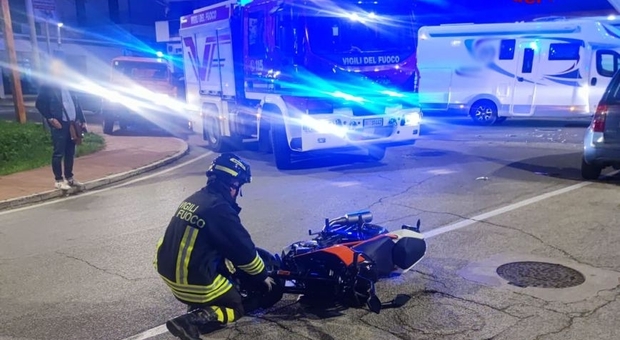 Scontro tra auto e moto a Grottammare, centauro ferito: i vigili del fuoco mettono in sicurezza la strada