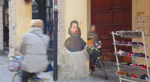 Uno dei ritratti d'artista comparsi sui muri della città