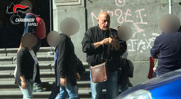 Napoli, parcheggiatore abusivo filmato mentre sfregia l'auto dei turisti
