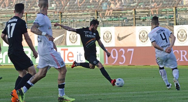 Serie B, il Venezia asfalta il Palermo con i gol dio Suciu, Stulac e Andjelkovic
