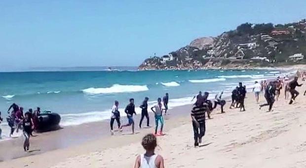 Oltre 400 migranti sbarcano sulla spiaggia a Palma di Montechiaro: in fuga sulla statale