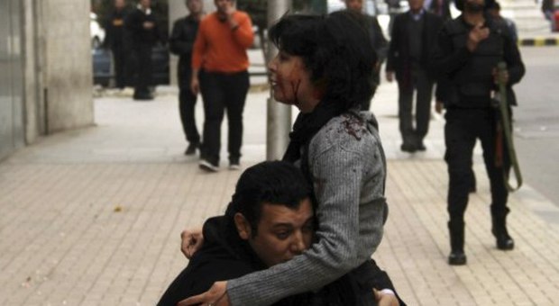 Scontri Egitto: morti. La foto choc dell'attivista uccisa tra le braccia del marito