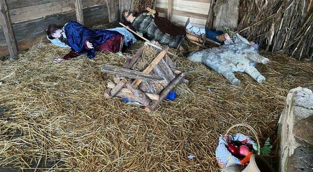 CAERANO La scena della natività completamente distrutta dai vandali