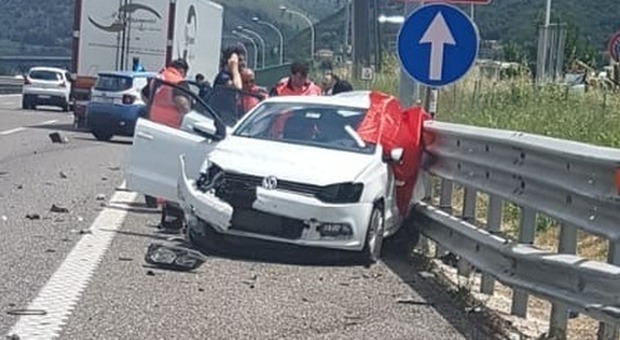 Camion tampona auto sull'A2: donna muore, un ferito grave