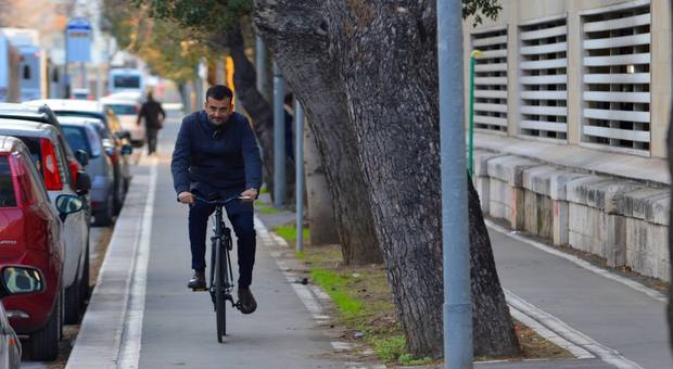 Bari, l'idea del sindaco Decaro: contributi per l'acquisto e 25 euro al mese per chi va a lavoro in bici
