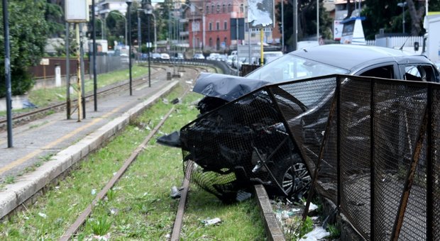 Roma, betoniera travolge auto sulla Casilina per decine di metri: 5 feriti gravi