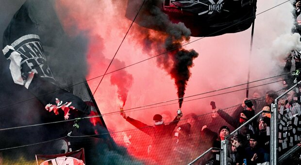 Napoli-Eintracht, trasferta vieta ai tedeschi. Proteste allo stadio e sui social (anche con una pizza con l'ananas)