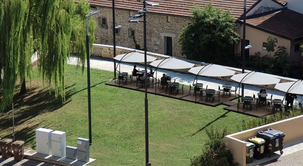 Un nuovo dehor tra il San Giorgio e la roggia: nell'area verde della Regione i tavolini del ristorante "da Cico"