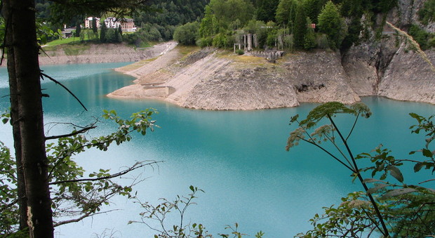 Il lago artificiale di Sauris dove si cerca Marco Durigon