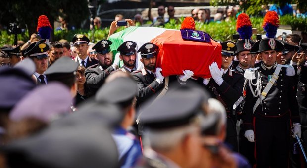 Napoli piange il carabiniere ucciso: Rosa Maria in lacrime sull'altare, il feretro avvolto nel tricolore con la maglia di Insigne