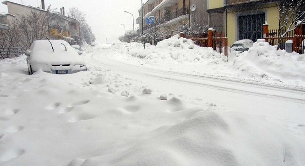 Bloccato nella neve, non si arrende: cammina per 12 km a piedi e trova un centro abitato