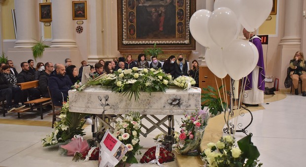 Muore a 14 anni in un incidente, l'arcivescovo si commuove al funerale: «Milena, hai salvato cinque vite»