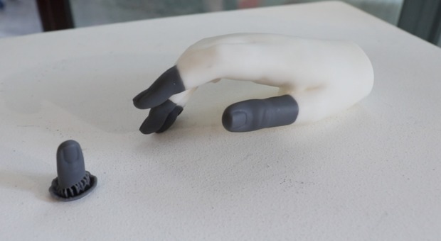 La mano restaurata grazie alla stampa 3D (foto Giacomo Gabrielli/Ag.Toiati)