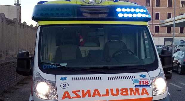 Torre San Patrizio, schianto tra auto: donna incinta e due bimbi all'ospedale