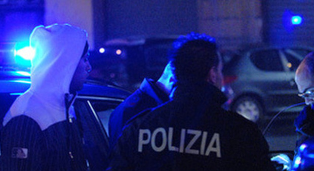 Roma, ladro inseguito dalla polizia dopo un furto d'auto: cade, sbatte la testa e muore