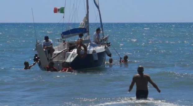 Barca a vela in difficoltà davanti la costa di Montalto