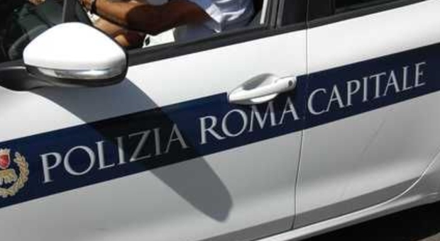 Roma, scontro tra auto e moto in via Tuscolana: muore 34enne