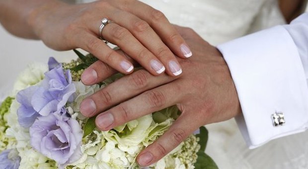 Sposini derubati durante il loro matrimonio: i ladri rubano busta con 5mila euro in contanti